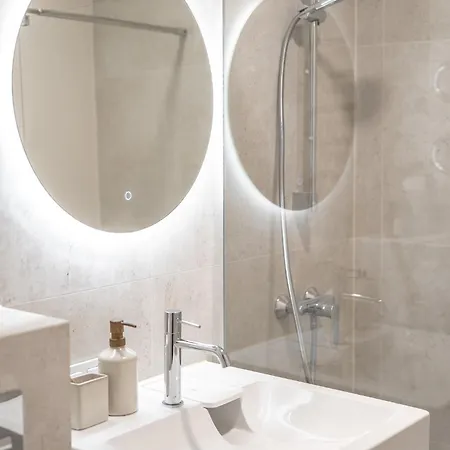 Good Location Near The Old Town - Station - Airport - Self Check In Apartmán