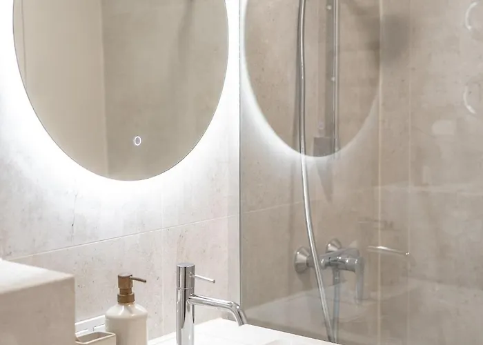 Good Location Near The Old Town - Station - Airport - Self Check In Apartman